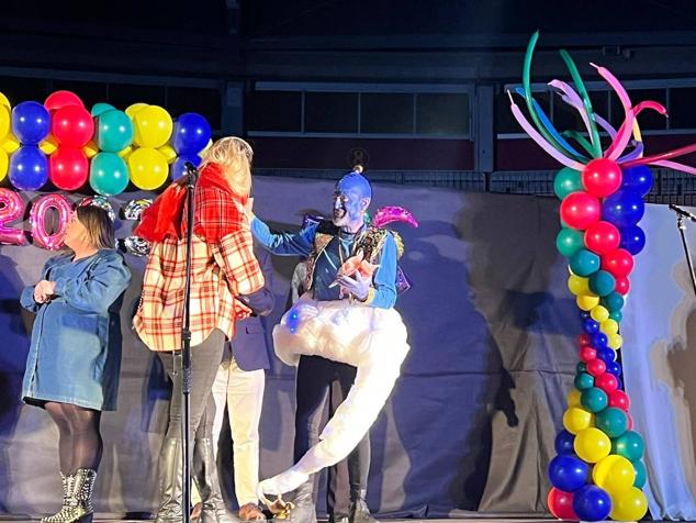 El alcalde, Sarbelio Fernández y la concejal Ana Sánchez con una de las chirigotas ganadoras del concurso 