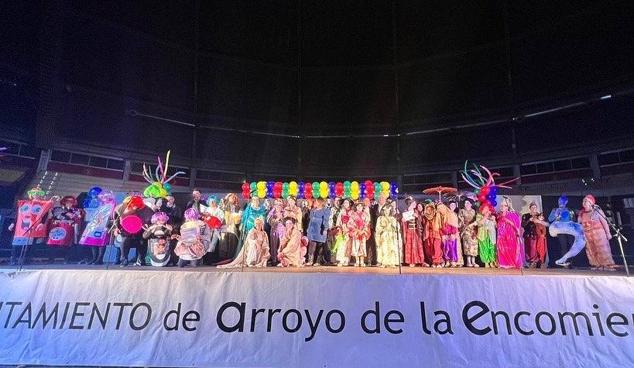 El alcalde, Sarbelio Fernández y la concejal Ana Sánchez con una de las chirigotas ganadoras del concurso 