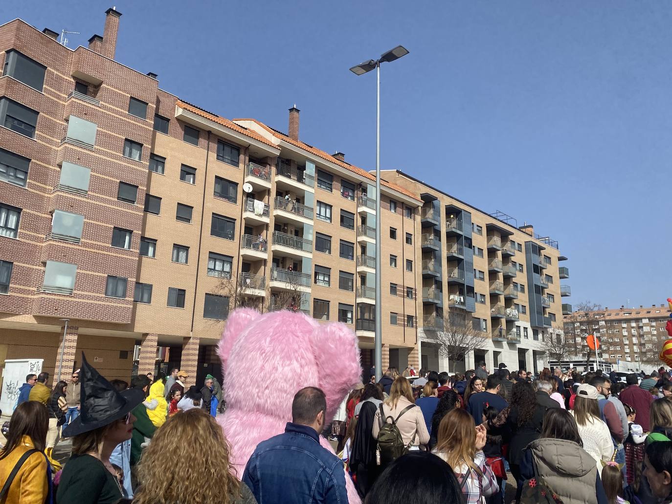 El pasacalles de carnaval de Arroyo llenó el municipio de música, alegría y color