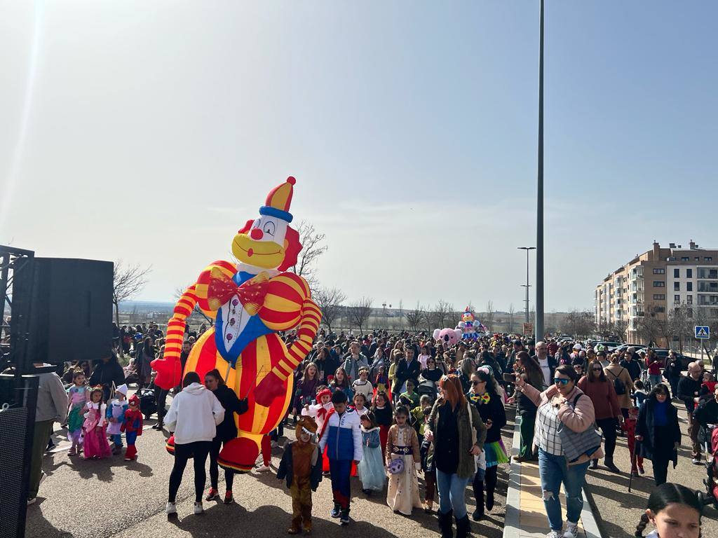 El pasacalles de carnaval de Arroyo llenó el municipio de música, alegría y color