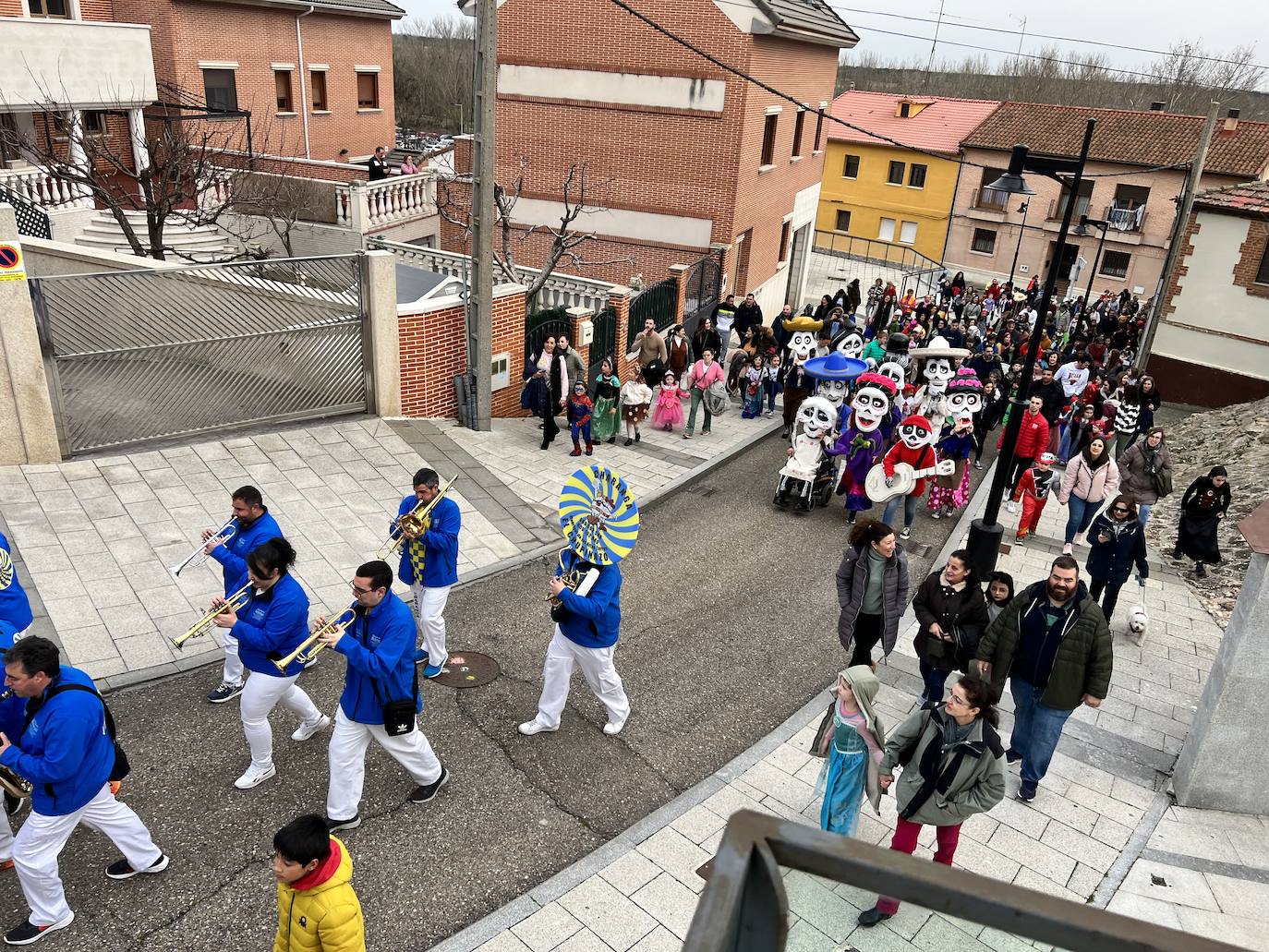 El pasacalles de carnaval de Arroyo llenó el municipio de música, alegría y color