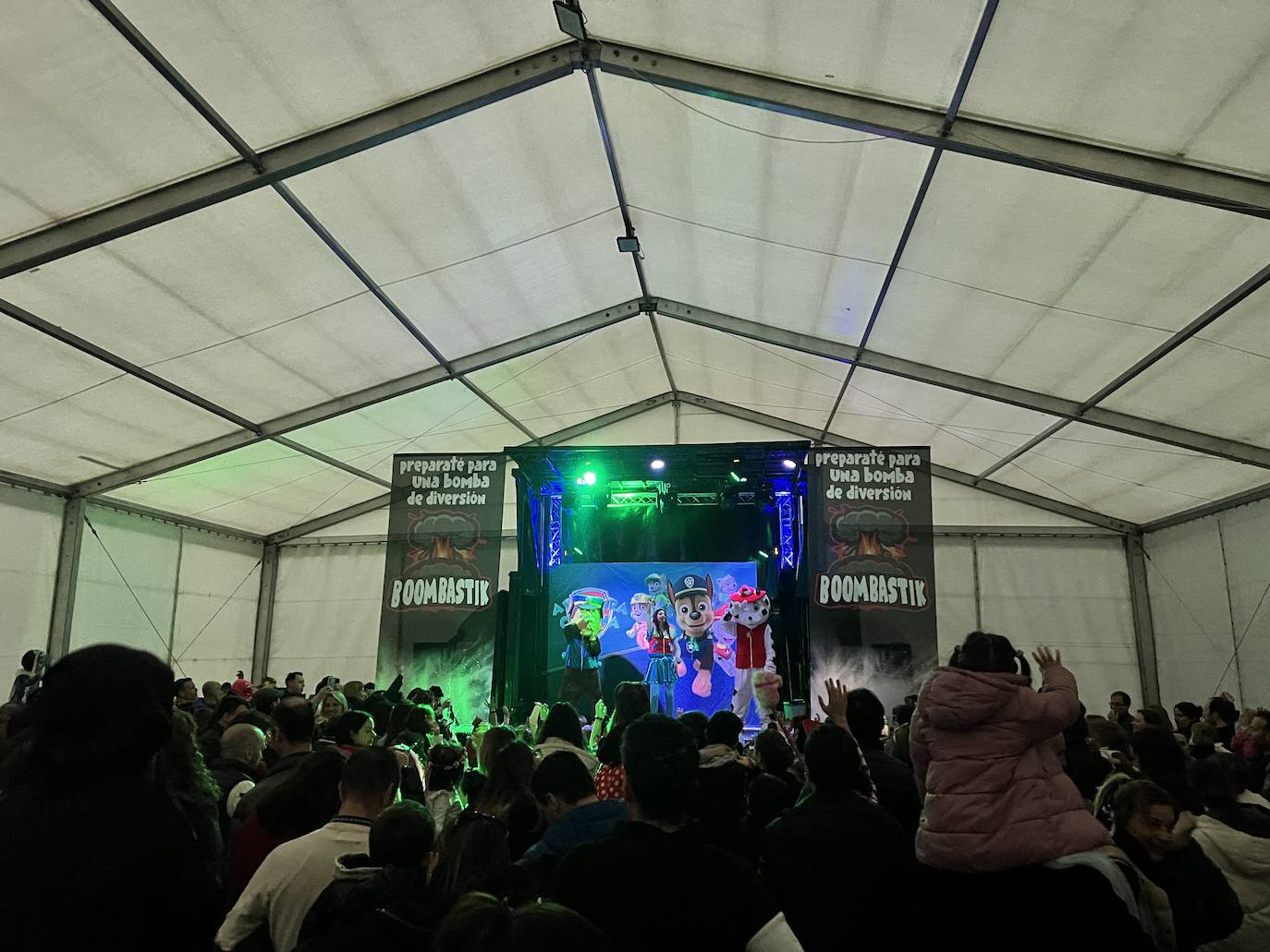 El pasacalles de carnaval de Arroyo llenó el municipio de música, alegría y color