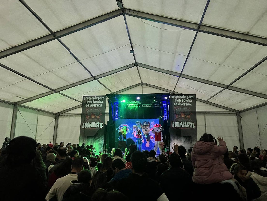 El pasacalles de carnaval de Arroyo llenó el municipio de música, alegría y color