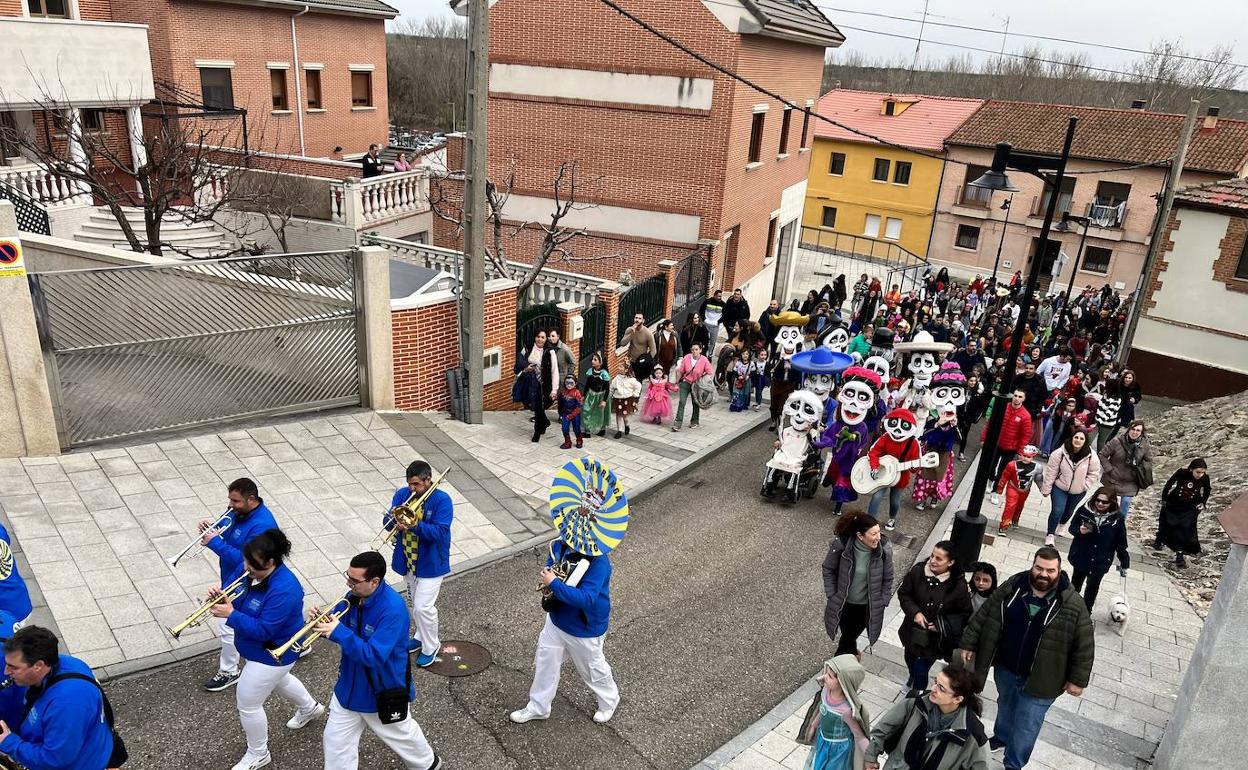 Las charangas pusieron la nota alegre de estos desfiles carnavaleros 