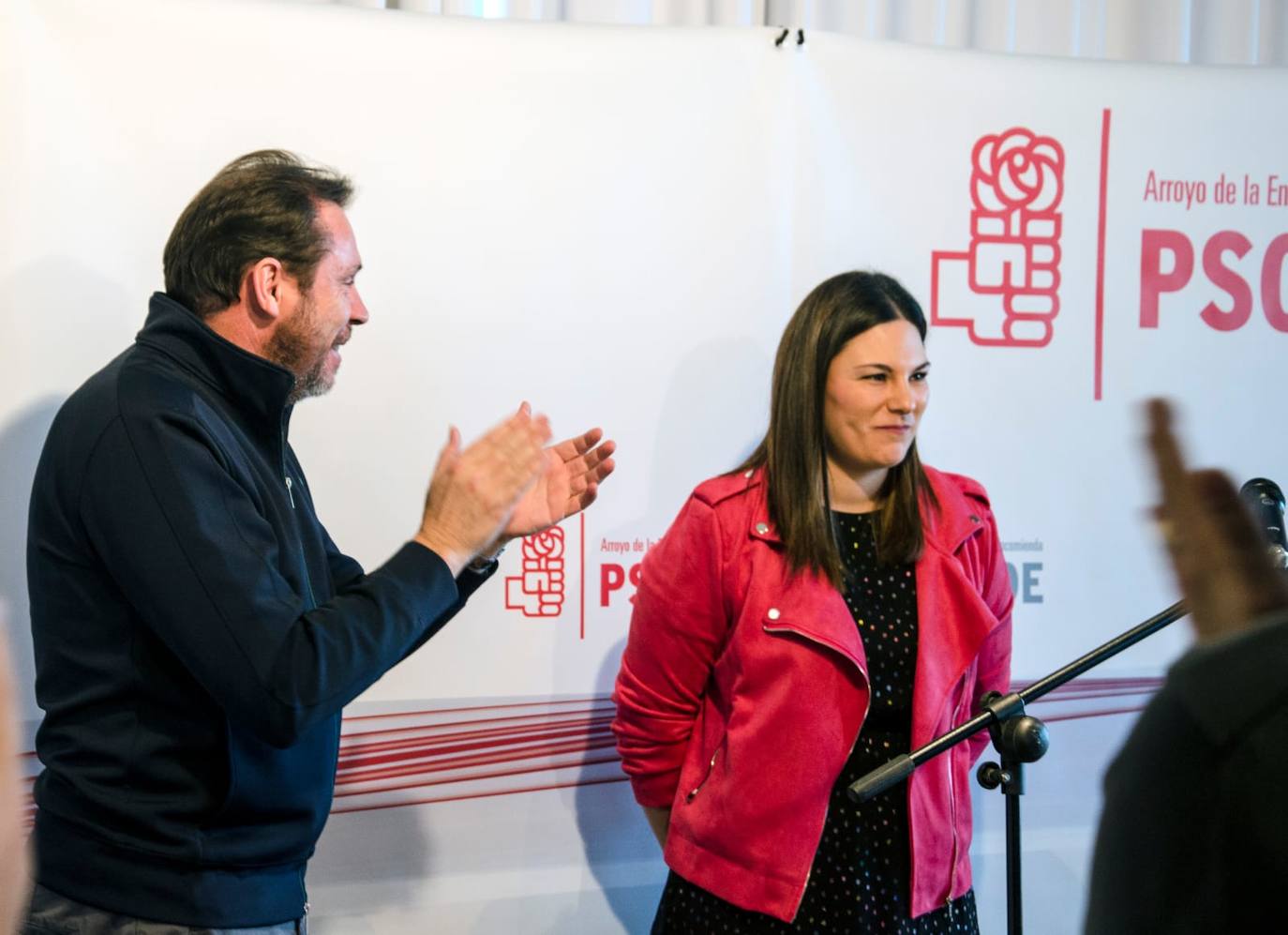 Oscar Puente apoyando a Alba Acero durante su presentación como candidata a la alcaldía arroyana 