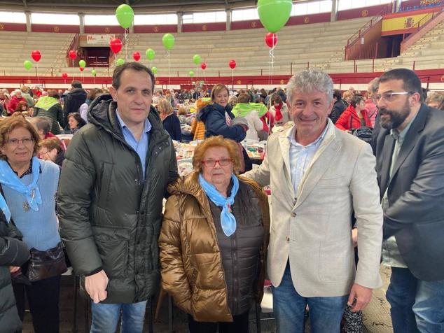800 encajeras y bolilleras se han dado cita en la Plaza de Toros de La Flecha 