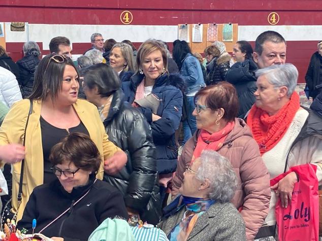 800 encajeras y bolilleras se han dado cita en la Plaza de Toros de La Flecha 