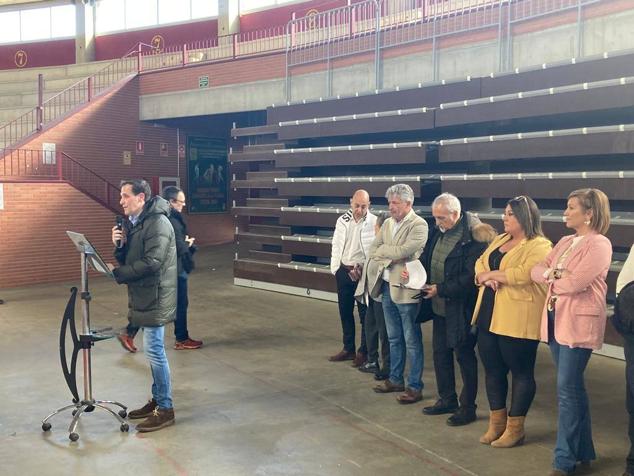 800 encajeras y bolilleras se han dado cita en la Plaza de Toros de La Flecha 