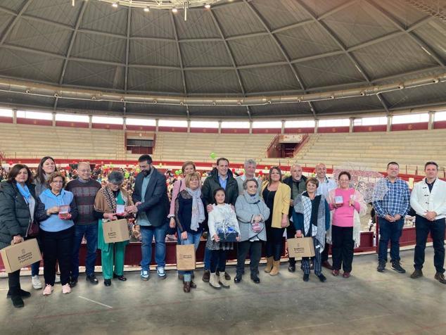 800 encajeras y bolilleras se han dado cita en la Plaza de Toros de La Flecha 