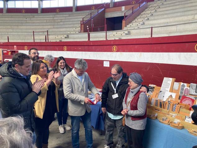 800 encajeras y bolilleras se han dado cita en la Plaza de Toros de La Flecha 