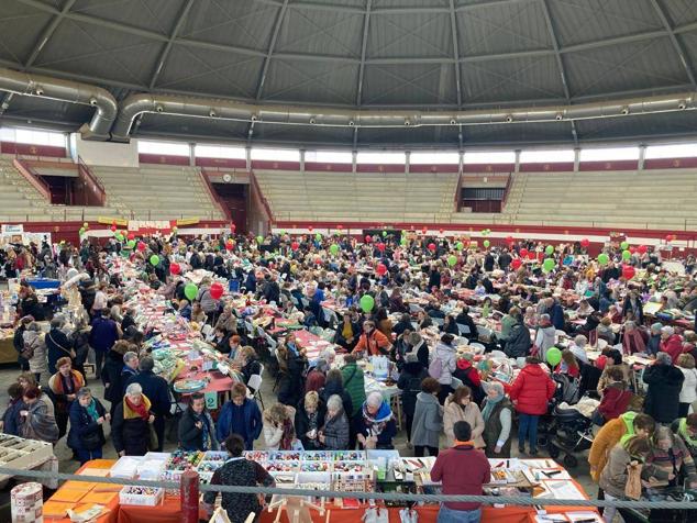 800 encajeras y bolilleras se han dado cita en la Plaza de Toros de La Flecha 
