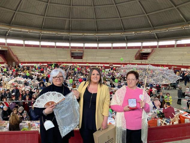 800 encajeras y bolilleras se han dado cita en la Plaza de Toros de La Flecha 