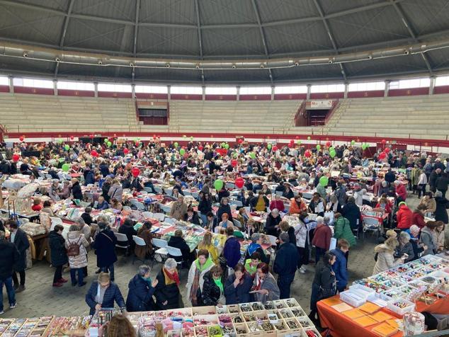 800 encajeras y bolilleras se han dado cita en la Plaza de Toros de La Flecha 
