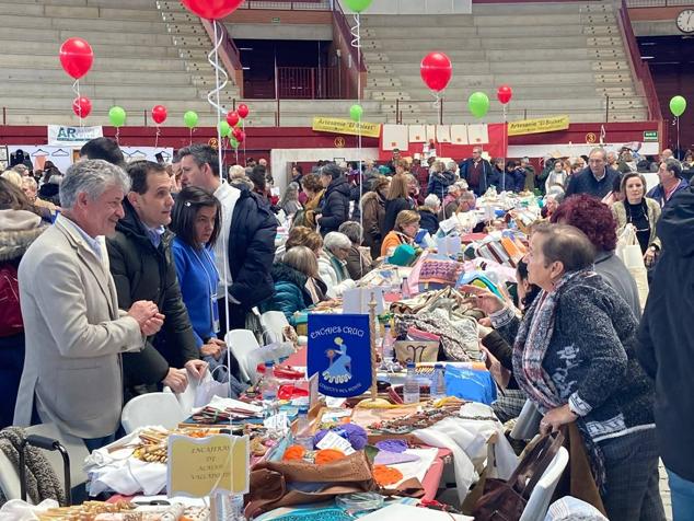 800 encajeras y bolilleras se han dado cita en la Plaza de Toros de La Flecha 
