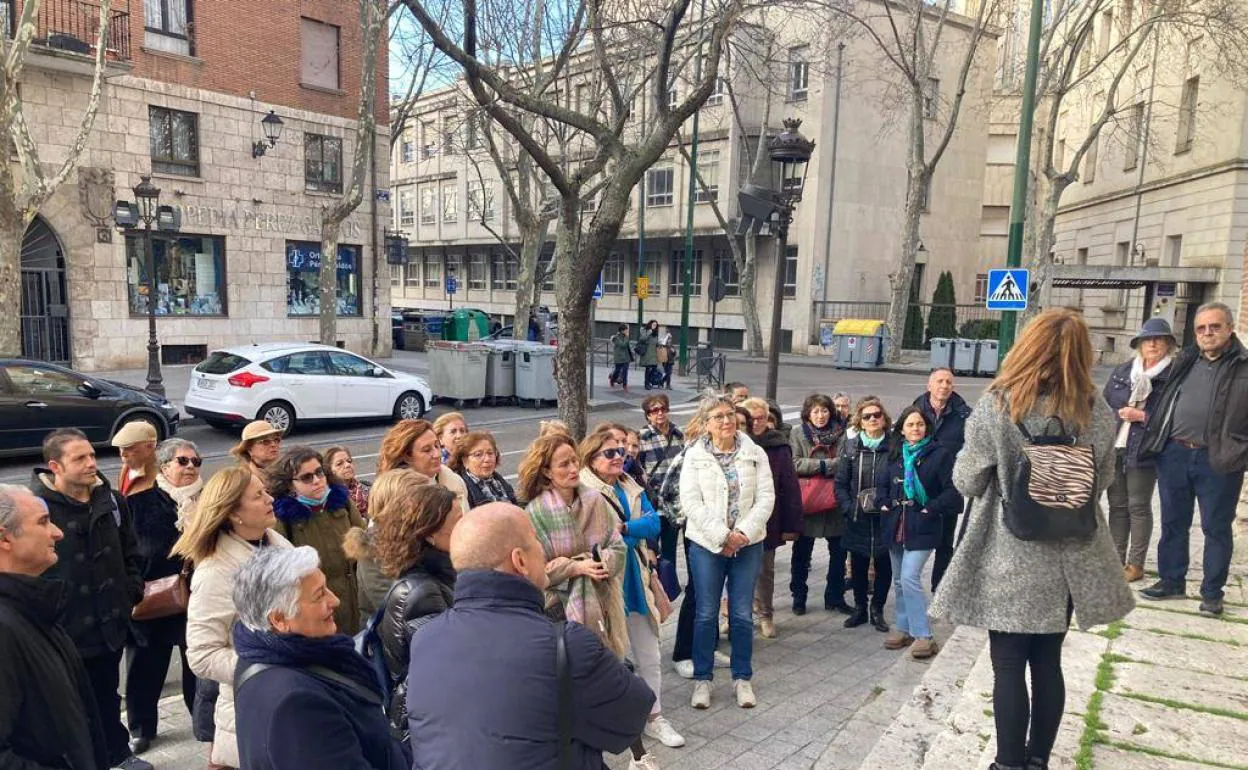 Participantes en la ruta escuchando las indicación de su guía turístico 