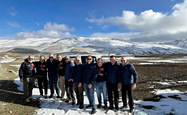 Los participantes del raid en las montañas nevadas del Atlas 
