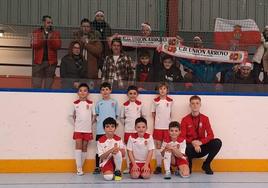 Los jugadores prebenjamines con su afición y entrenador