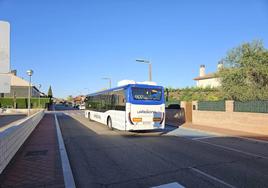 Autobús a su paso por Arroyo