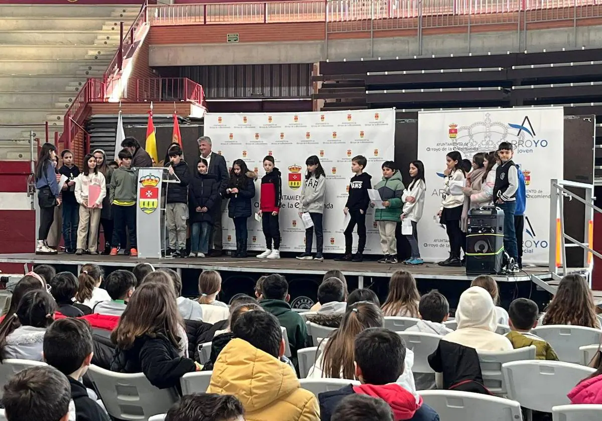 Los escolares junto con el alcalde en el escenario preparado para la ocasión en la Plaza de Toros