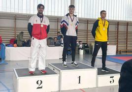 Adrán Lueje en el podio como subcampeón