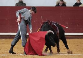 Cayetano Rivera dando un pase durante el Festival Taurino de la Flecha