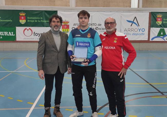 El concejal de Educación y Deportes, Juan Manuel Sánchez, y el presidente del Unión Arroyo, Víctor Bartolomé, entregaron una placa conmemorativa al portero Pablo Prieto