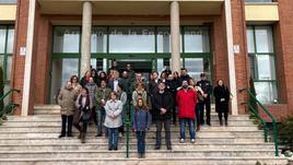 La corporación y empleados municipales participan en un minuto de silencio por los damnificados del incendio de Valencia