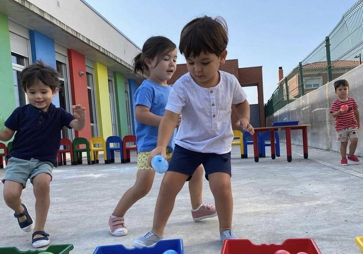 Niños jugando en el patio de las escuelas infantiles de Arroyo