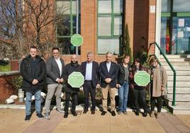 Parte de la corporación de Arroyo y miembros de la AECC de Valladolid ante la señal verde de 'Espacios sin humo' en el consistorio de Arroyo de la Encomienda