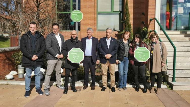 La AECC y el consistorio arroyano impulsan la creación de 'Espacios sin humo'