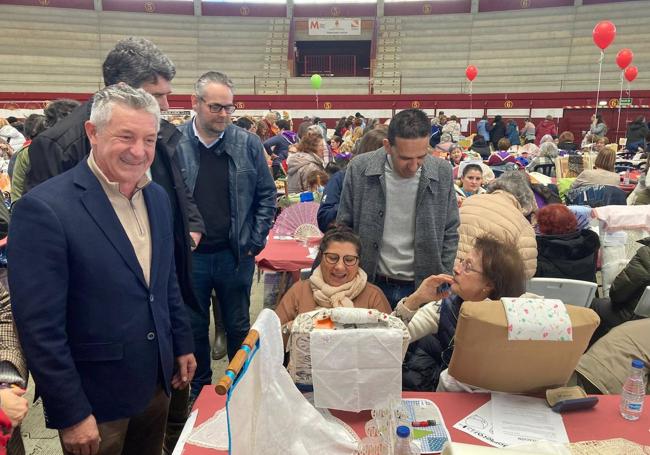 El alcalde Sarbelio Fernández con el diputado Moisés Santana conversando con las encajeras