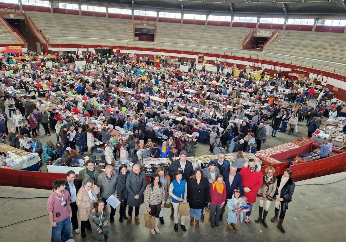 Las autoridades y las premiadas con todas las participantes al fondo