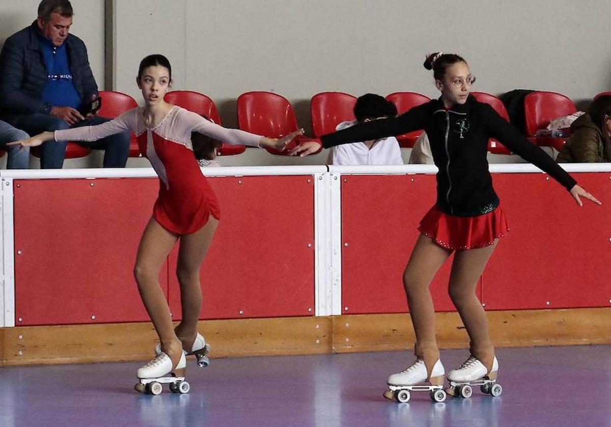 Dos patinadoras del club arroyano