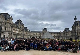 Los músicos arroyanos y sus acompañantes en la Plaza del Louvre de París
