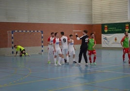 Celebración del resultado del partido por parte de los jugadores arroyanos