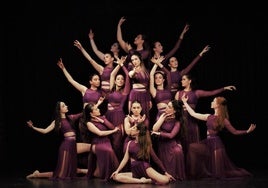 Las dieciséis integrantes del Joven Ballet de Arroyo