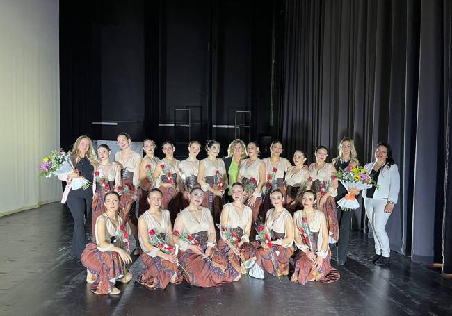 Bailarinas y cuerpo técnico del ballet al finalizar la actuación