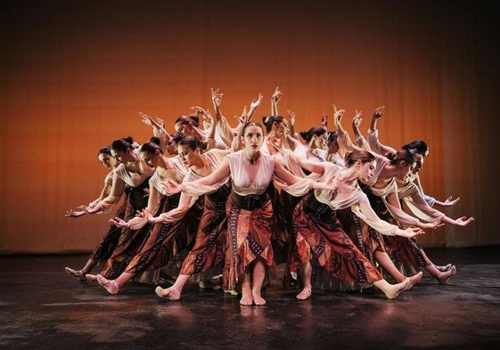 Las dieciséis bailarinas en un momento de su actuación