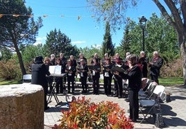 La coral Támbara, anfitriona del Encuentro, actuando en la fiesta de San Juan de Arroyo