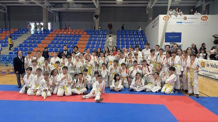 Diez trofeos para el kárate arroyano