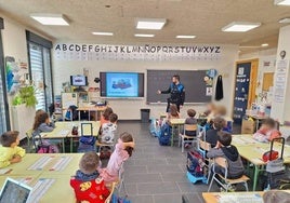 Un policía municipal de Arroyo impartiendo uno de los talleres de Educación Vial