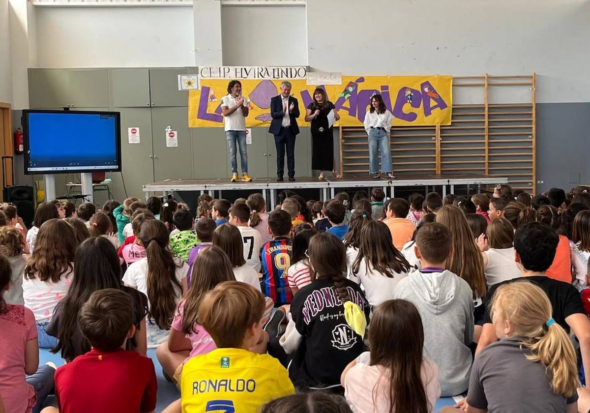 Presentación del cuento escrito por los alumnos del CEIP Elvira Lindo