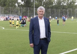 Sarbelio Fernández, alcalde de Arroyo en los campos del fútbol del municipio