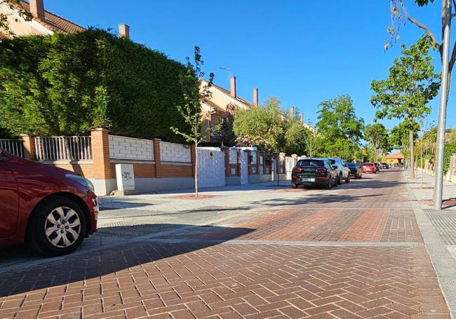 Vista de la calle Pesqueras recién arreglada