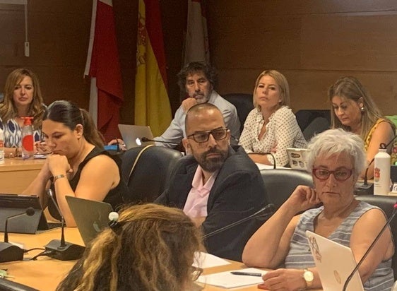El PSOE expulsa provisionalmente a dos concejales de Arroyo