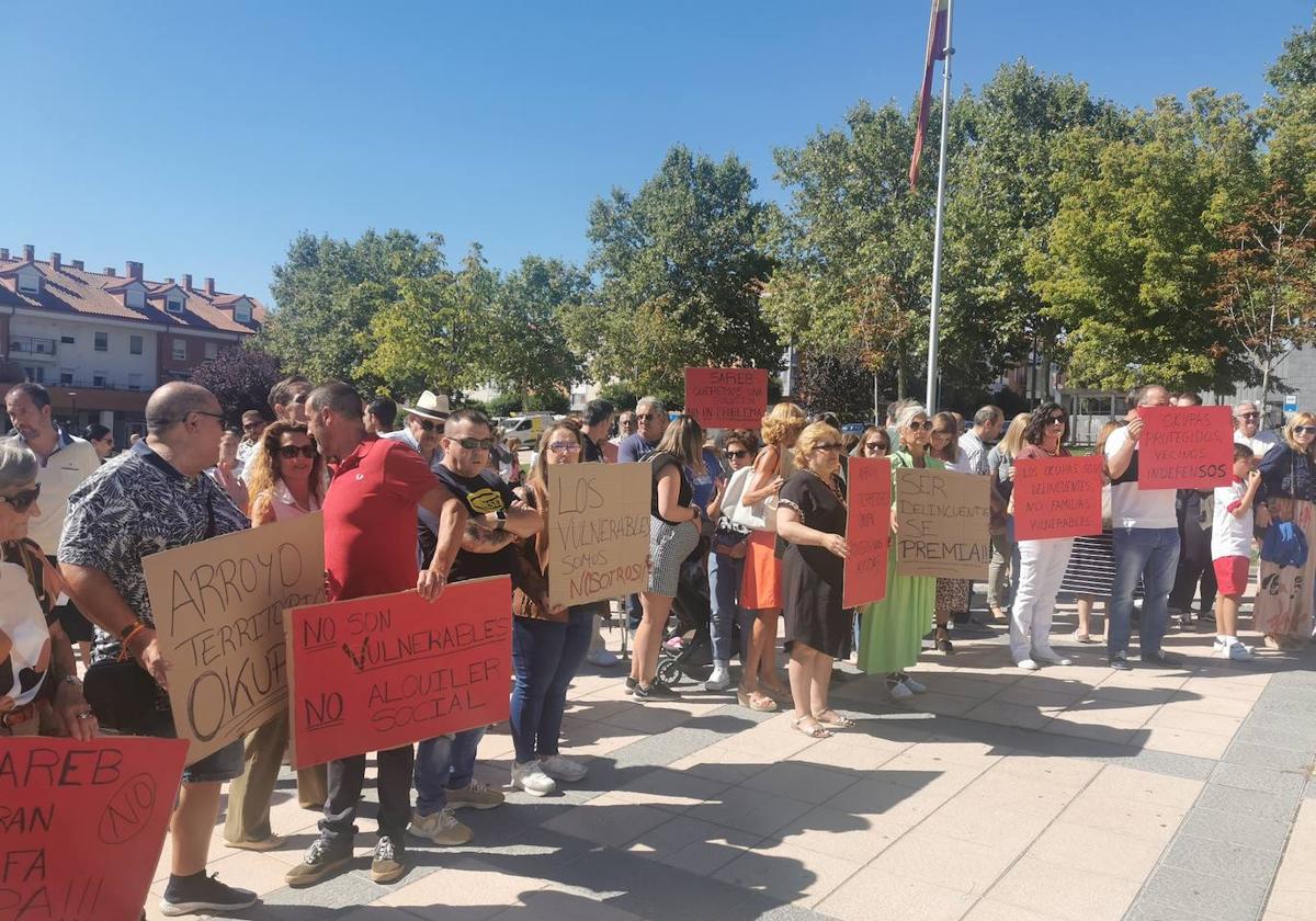 Los afectados se concentraron en la Plaza España de Arroyo de la Encomienda