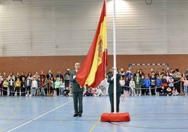 Momento en el que se iza la bandera nacional