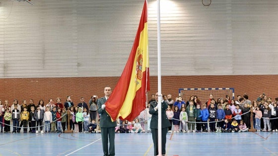 Arroyo acoge un acto de izado de la bandera nacional