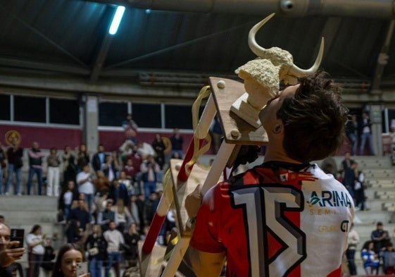 Dany Alonso besando su trofeo