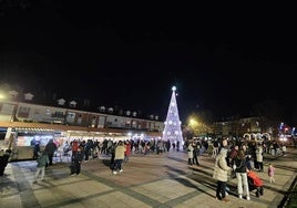 Vecinos de Arroyo en la Plaza de España iluminada